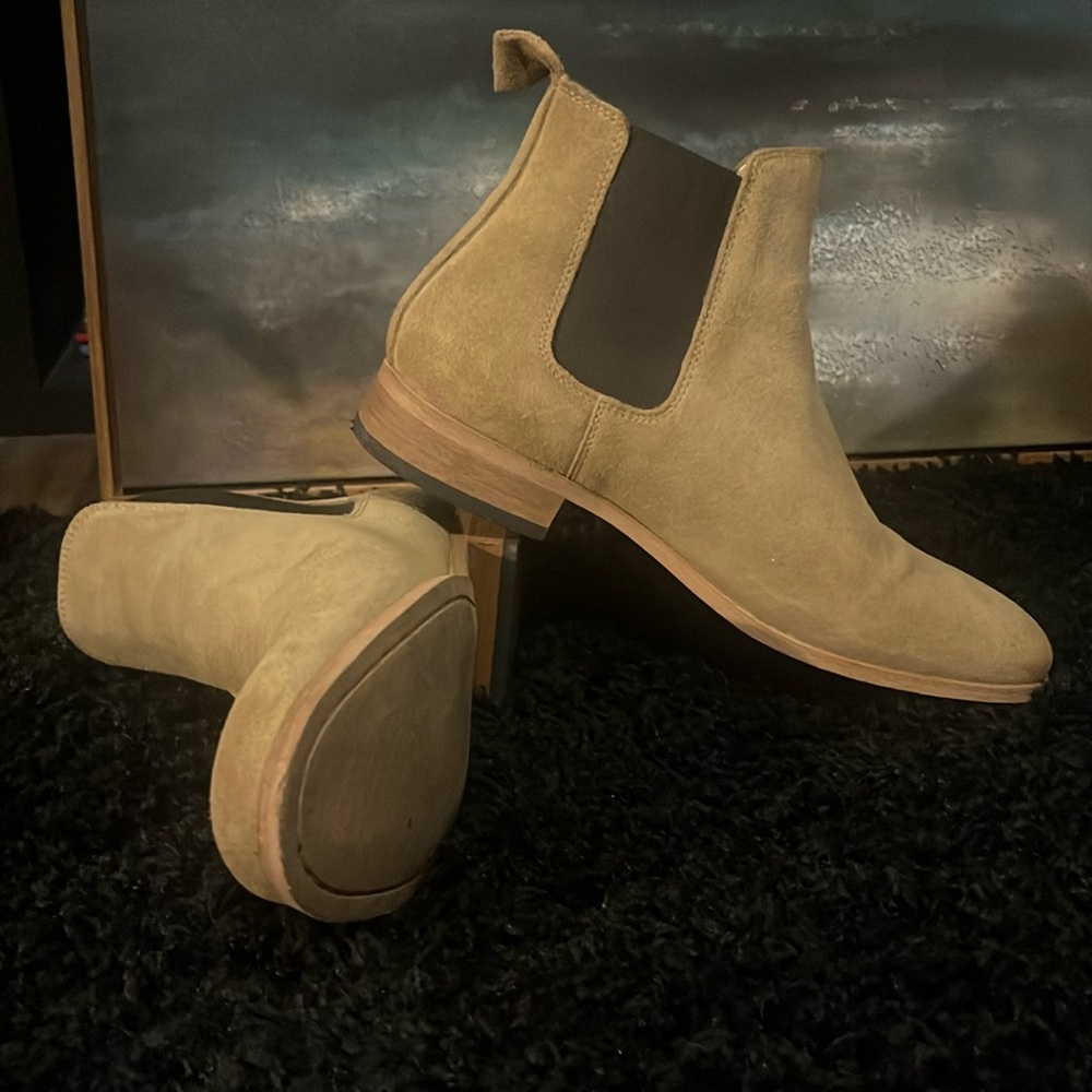 Shoe the Bear Dev Suede Chelsea Boot in sand with black detailing, size 9D mens